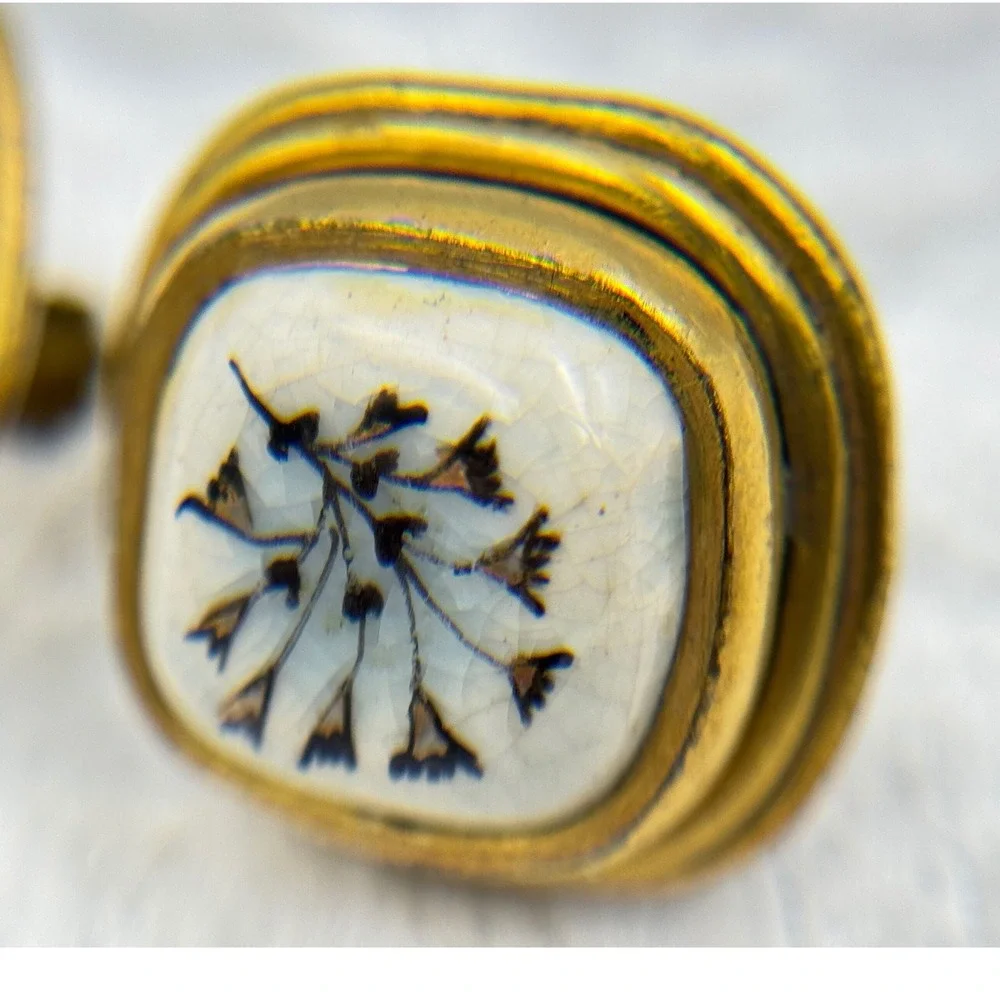 Vintage 1960s–70s White Enamel Floral Screw-Back‎ Earrings Gold Tone